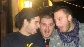 <b>GIANCARLO </b>(al centro) scherza con i suoi amici