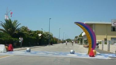 <b>PRATORANIERI.</b> Una delle due “banane” sul lungomare