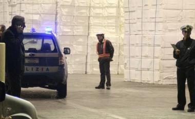 A sinistra gli agenti della Polmare durante i rilievi A destra il camion della vittima 