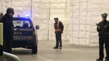 A sinistra gli agenti della Polmare durante i rilievi A destra il camion della vittima