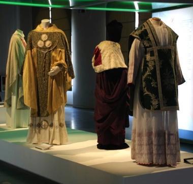 Antichi costumi in seta 