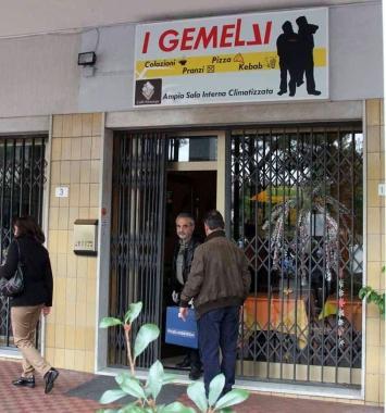 La paninoteca I gemelli &egrave; stata rapinata da due persone  