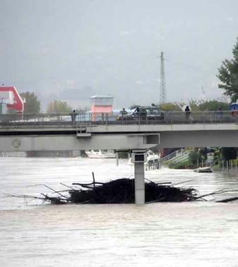 Un ponte dell autostrada durante lalluvione   