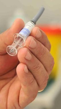 Una siringa pronta per il vaccino anti- influenzale 