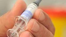Una siringa pronta per il vaccino anti- influenzale