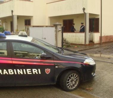 I militari dellArma di fronte alla casa dove &egrave; stata trovata Maria Luisa Barrile 