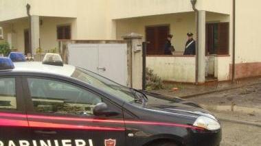 I militari dell’Arma di fronte alla casa dove è stata trovata Maria Luisa Barrile