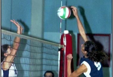 Un match di pallavolo tra squadre femminili 