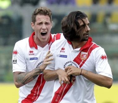<b>A NOCERA.</b> Bianco si congratula con Mancino per il gol su punizione 