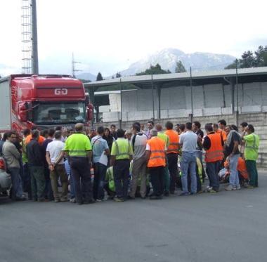 Maestranze della Georgia Pacific davanti allingresso dell azienda 