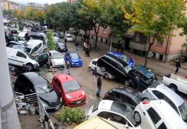 Auto danneggiate e sotto Enrico Rossi 