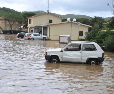 Lacqua ancora alta dopo lalluvione nel piazzale della Pubblica Assistenza a Marina di Campo      