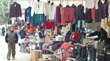 Il mercato ambulante di Quarrata in una foto d’archivio