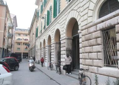 In alto il tribunale in via Falcone e Borsellino