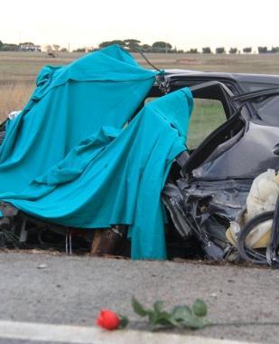 <b>LA ROSA.</b> Lasciata davanti allauto distrutta 