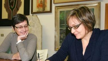 A sinistra il sindaco (la prima a sinistra) e l’assessore Poggi a destra a destra una cassa di espansione
