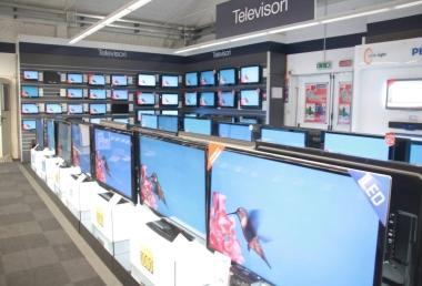 Nuovi televisori in fila pronti per essere venduti