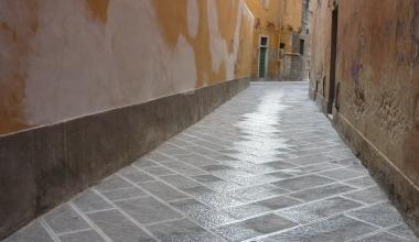 Completata la nuova lastricatura di vicolo Quarantotti