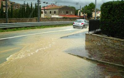 Pulizia delle griglie lungo i marciapiedi di via Mondolfi