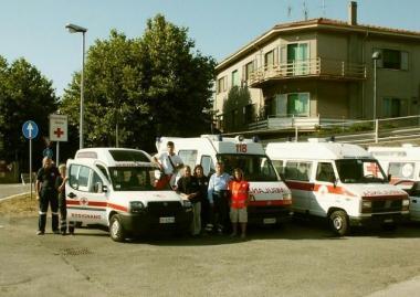 Volontari e mezzi della Croce Rossa 