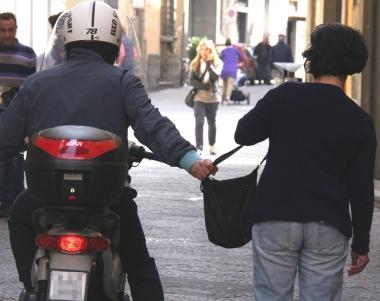 Scippatore in azione in centro
