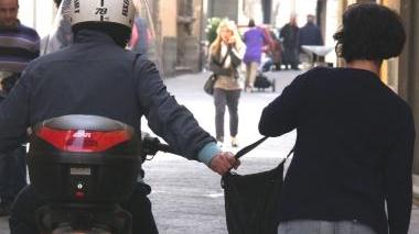 Scippatore in azione in centro