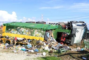Il camion che si &egrave; ribaltato in via Romana 