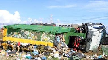 Il camion che si è ribaltato in via Romana