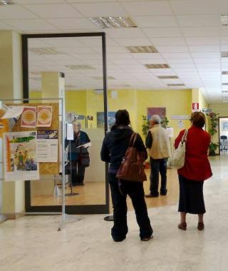 Utenti in coda in via Rozzalupi 