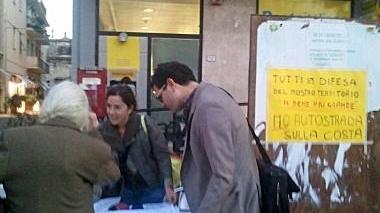 <b>PROTESTA.</b> Uno dei banchetti organizzati dai comitati