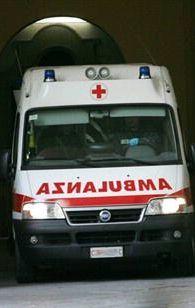 Si uccide gettandosi dal terrazzo