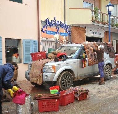 Il bar riapre: colazione gratis
