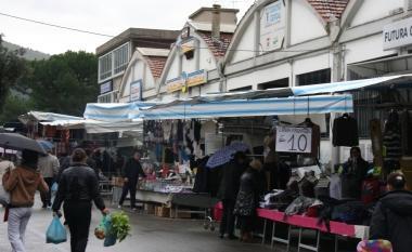 I banchi del mercato in viale Galilei 