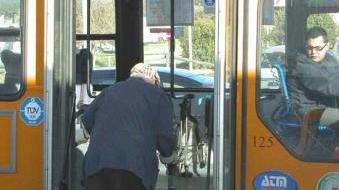 Un bus con la pedana per disabili