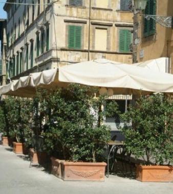 Un gazebo di un pubblico esercizio nel centro citt&agrave;   