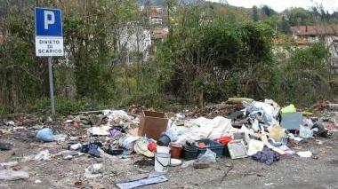 La postazione dei cassonetti circondata dai rifiuti