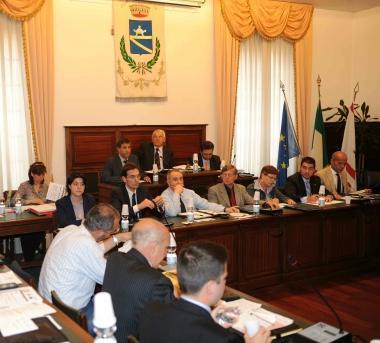 Una seduta del consiglio comunale di Cascina; a destra il consigliere di minoranza Mario Biasci  