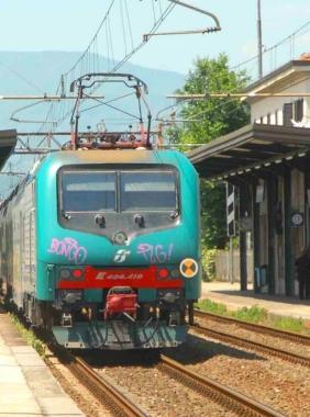 Un treno in arrivo alla stazione Nell’altra foto, il sottopassaggio