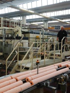 Un interno dello stabilimento della cartotecnica Wepa a Capannori  