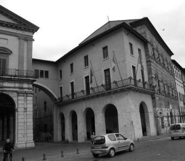 Il palazzo comunale, a destra turisti sotto la Torre