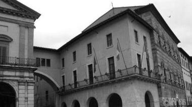 Il palazzo comunale, a destra turisti sotto la Torre