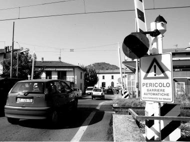 Il passaggio a livello di via Bonamici a Pieve a Nievole 