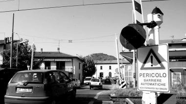 Il passaggio a livello di via Bonamici a Pieve a Nievole