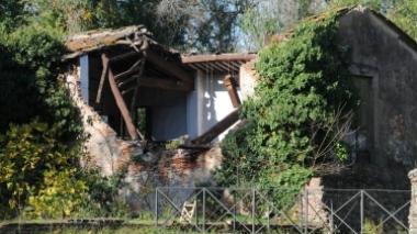 Una veduta della Casa del Boia crollata Sotto un particolare del tetto