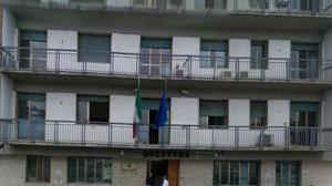 Vive in questura ma gli chiedono la Tia