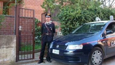 Un carabiniere davanti alla caserma di Suvereto 