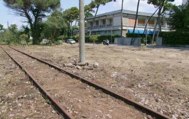 I binari del vecchio trammino che attraversano Tirrenia  