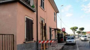 Le transenne davanti alla casa e al negozio danneggiati