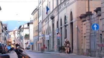 La scuola media Marconi farà parte del nuovo istituto comprensivo del centro cittadino A destra, la media Roncalli invece sarà accorpata con materne ed elementari del quinto circolo