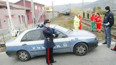 Passaggio a livello colpito in un incidente, treni al rallentatore